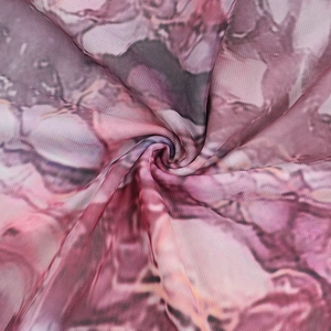 Gros plan détaillé du tissu en maille avec imprimé marbré rose et violet