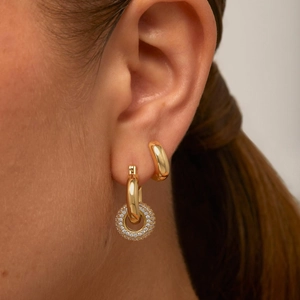 Boucles d'oreilles huggies plaquées or 14 carats avec pendentifs pavés de zircons brillants