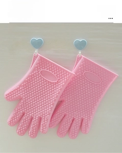 Pink silicone oven mitts detail showing heart-shaped anti-slip texture and hanging hole