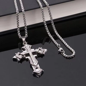 Collier pendentif croix argenté à trois couches avec strass sur chaîne vénitienne
