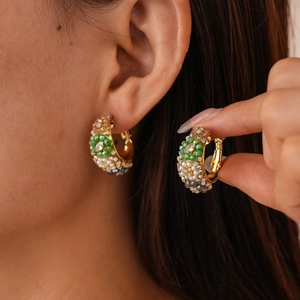 Boucles d'oreilles créoles dorées en C avec perles vertes et blanches de style vintage