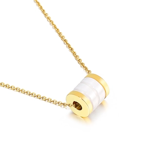Moderne witte keramische cilinder hanger aan gouden roestvrijstalen ketting met reflectie