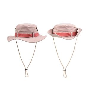 Détails de chapeaux de randonnée roses avec bande rouge, œillets et cordon réglable