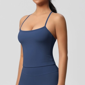 Dettaglio della canotta sportiva blu navy con scollo quadrato e leggings a vita alta