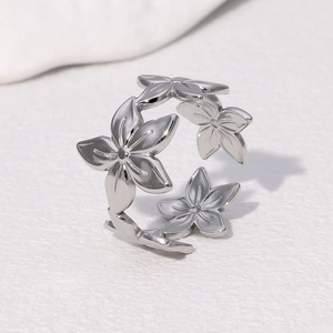 Anello a fiore minimalista in acciaio inossidabile con fascia aperta e regolabile