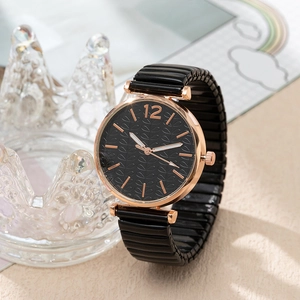 Dettaglio di orologio al quarzo nero con quadrante a trama foglia e indici oro rosa