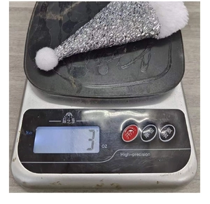 Dettaglio porta posate mini cappello di Natale sulla bilancia per decoro tavola