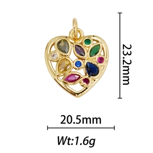 Vue détaillée du pendentif cœur plaqué or 18k avec cristaux colorés et dimensions