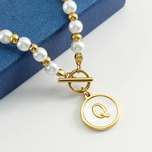 Collana placcata oro 18K con perle, ciondolo a conchiglia lettera Q e chiusura a T