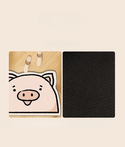 Detailed view of the wavy anti-slip rubber backing on the cartoon diatomite bath mat