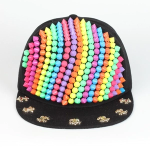 Detail der Hip-Hop Snapback Cap mit bunten Regenbogen-Spikes und goldenen Lilien-Nieten