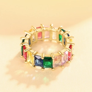 Macro-opname van gouden ring met veelkleurige smaragd geslepen kristallen en fonkelende details