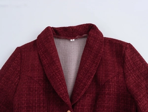 Detailansicht des weinroten Tweed-Kleid-Ausschnitts mit Struktur und Etikett Größe S