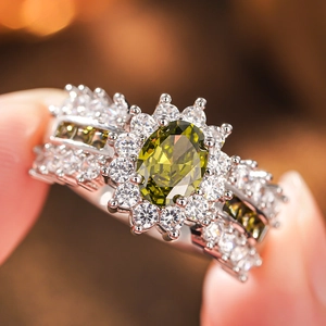 Luxuriöser Blumenring mit ovalem olivgrünem Zirkon und mikrogefasstem Silberband