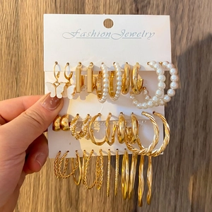 Detailed set of 15 pairs of gold-plated hoop earrings with pearls and acrylic butterflies