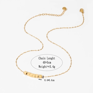 Detailed specs of the gold cube pendant necklace with 40+5cm chain length and 5.4g weight