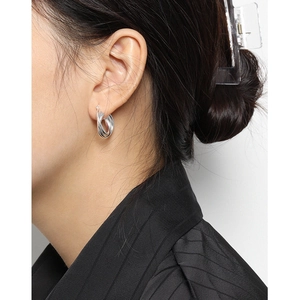Minimalist S925 sterling silver multi-layer twisted hoop earrings worn by a model