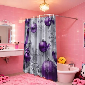 Dettaglio della tenda da doccia impermeabile con palline di Natale viola e fiocchi di neve argentei