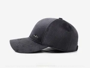 Dettaglio cappello baseball grigio con visiera in velluto e trama in tessuto trapuntato