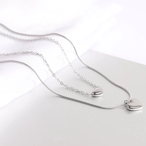 Collana a doppio strato in argento con catena a serpente e ciondoli a cuore eleganti