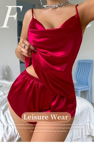 Détail d'un ensemble de pyjama en satin rouge avec caraco et short au fini satiné soyeux