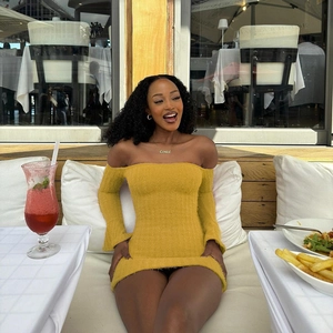 Robe mini élégante en maille jaune à épaules dénudées pour femmes avec manches longues et coupe ajustée