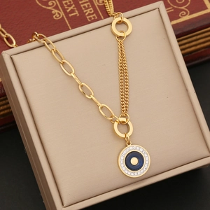 Collier oeil bleu doré avec cristaux scintillants sur un coffret à bijoux