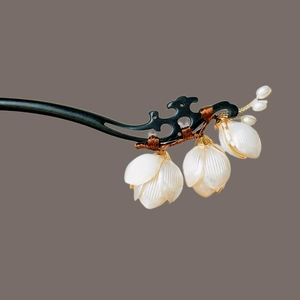 Pic à cheveux élégant en bois de magnolia avec pétales blancs et perles de style chinois