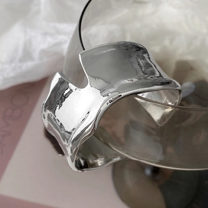Bracelet manchette argenté minimaliste au design de métal liquide irrégulier et fini miroir