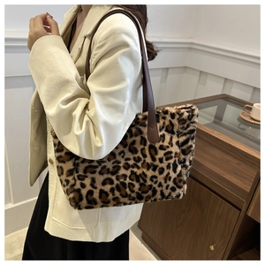 Grand sac cabas en fausse fourrure léopard porté avec un blazer beige chic pour le travail