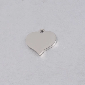 Macro di ciondolo a cuore in argento lucido a specchio con foro per gioielli fai da te