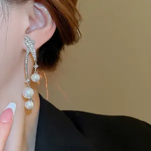 Boucles d'oreilles pendantes en argent avec cristaux et trois perles graduées