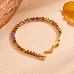 Détail de pierres ovales colorées sur bracelet plaqué or 18k avec fermoir à bijoux