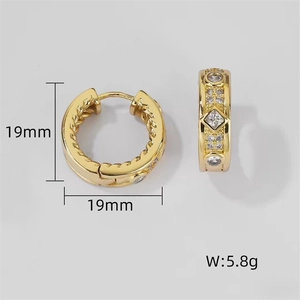 Détail de boucles d'oreilles créoles dorées 19mm avec zircons et dimensions