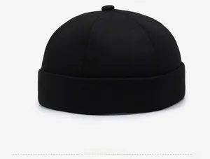 Nahaufnahme der schwarzen Baumwoll-Docker-Mütze mit strukturierter Twill-Gewebe-Optik