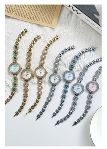 Vue détaillée de montres-bracelets élégantes en sept couleurs avec accents de pierres