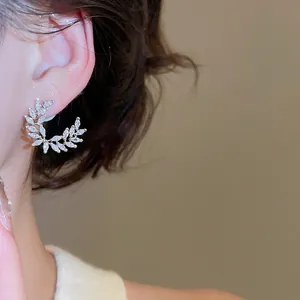 Orecchini a perno in argento a forma di foglia con zirconi taglio marquise per donna