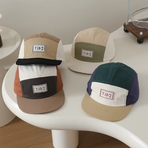 Berretti da baseball a cinque pannelli per bambini con patch TIDEΣ in colori a contrasto