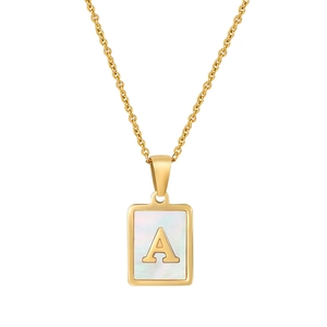 Collier en acier doré avec lettre A et incrustation de nacre sur fond blanc