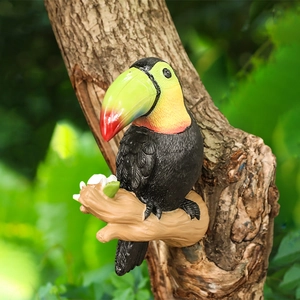 Statue de toucan de jardin en résine colorée fixée sur une branche d'arbre pour extérieur