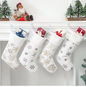 Lot de quatre chaussettes de Noël en peluche blanche avec motifs flocons dorés