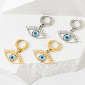 Parure de boucles d'oreilles œil porte-bonheur en or et argent sur blocs blancs