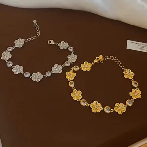 Bracelet floral élégant en zircon avec fermoir mousqueton réglable en finition or et argent