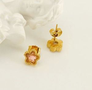 Dettaglio degli orecchini a lobo a fiore placcati oro 18K con gemma rosa al centro