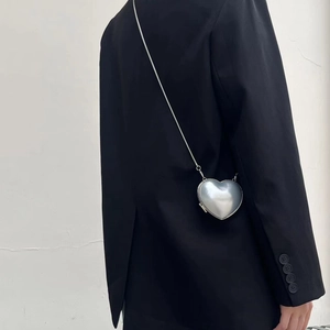Metallische herzförmige Umhängetasche mit schicker Kette, modische kleine Schultertasche.