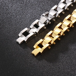 Detail von ineinandergreifenden Gliederketten in Gold und Silber mit speziellem Verschluss