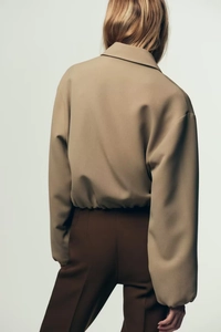 Vue arrière d'une veste courte kaki pour femme avec ourlet élastique et épaules tombantes