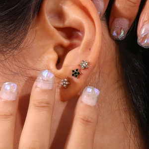 Macro de boucles d'oreilles fleurs plaquées or 18 carats avec zircon, gemme et perle