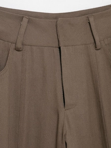 Détails de la taille haute et de la texture sergé sur un pantalon cargo marron large
