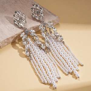 Boucles d'oreilles chandelier avec base argentée, cristaux et perles blanches